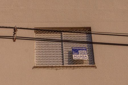 Apartamento para alugar com 102m², 2 quartos e 2 vagasÀrea Comum-Detalhe Fachada lateral-Janela com placa do Quinto andar instalada  