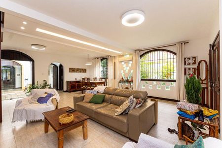 Casa à venda com 5 quartos, 252m² em Maria Paula, Niterói