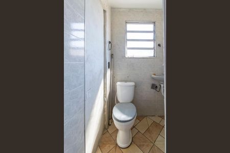 Banheiro de kitnet/studio para alugar com 0 quarto, 60m² em Olaria, Rio de Janeiro