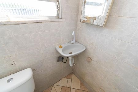Banheiro de kitnet/studio para alugar com 0 quarto, 60m² em Olaria, Rio de Janeiro