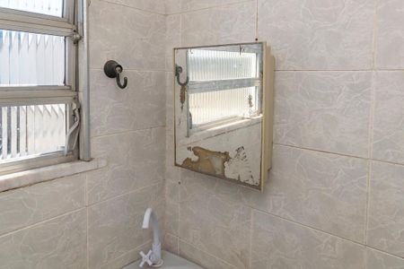 Banheiro de kitnet/studio para alugar com 0 quarto, 60m² em Olaria, Rio de Janeiro