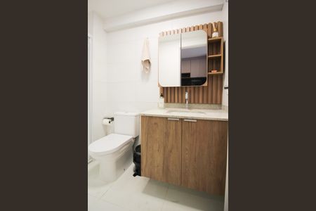 Banheiro de kitnet/studio para alugar com 1 quarto, 28m² em Indianópolis, São Paulo