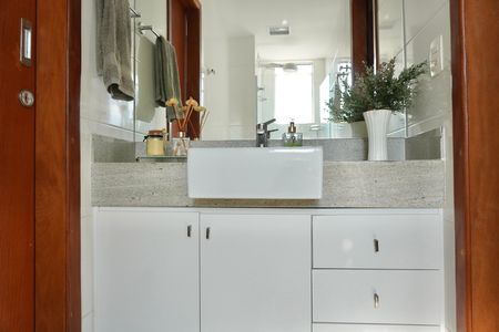 Apartamento para alugar com 240m², 3 quartos e 3 vagas Apartamento para alugar com 240m², 3 quartos e 3 vagasBanheiro compartilhado com quarto 1 e 2
