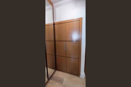 Apartamento à venda com 140m², 3 quartos e 2 vagas Apartamento à venda com 140m², 3 quartos e 2 vagasCloset da Suíte 1