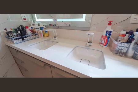 Apartamento à venda com 140m², 3 quartos e 2 vagas Apartamento à venda com 140m², 3 quartos e 2 vagasBanheiro da Suíte 1