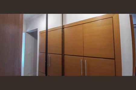 Apartamento à venda com 140m², 3 quartos e 2 vagas Apartamento à venda com 140m², 3 quartos e 2 vagasCloset da Suíte 1