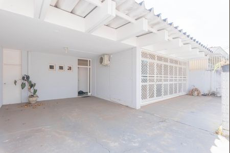 Casa para alugar com 286m², 3 quartos e 4 vagas Casa para alugar com 286m², 3 quartos e 4 vagasFachada