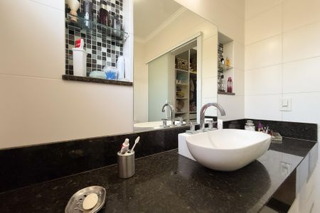 Casa de condomínio para alugar com 250m², 3 quartos e 4 vagasBanheiro da Suíte 1