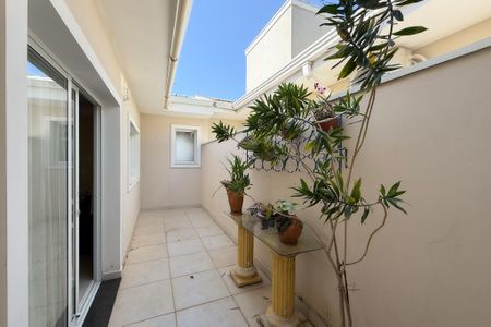 Casa de condomínio para alugar com 250m², 3 quartos e 4 vagasLateral