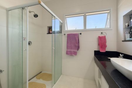Casa de condomínio para alugar com 250m², 3 quartos e 4 vagasBanheiro da Suíte 1