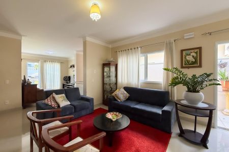 Casa de condomínio para alugar com 250m², 3 quartos e 4 vagasSala de estar
