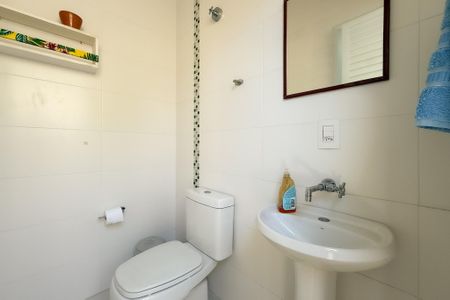 Casa de condomínio para alugar com 250m², 3 quartos e 4 vagasBanheiro de apoio