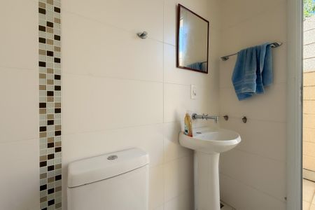 Casa de condomínio para alugar com 250m², 3 quartos e 4 vagasBanheiro de apoio