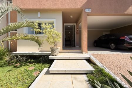 Casa de condomínio para alugar com 250m², 3 quartos e 4 vagasFachada