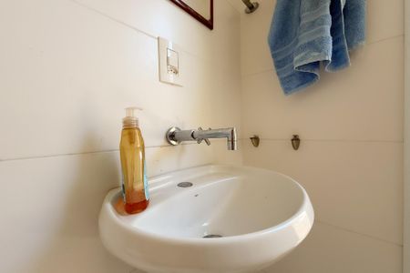 Casa de condomínio para alugar com 250m², 3 quartos e 4 vagasBanheiro de apoio