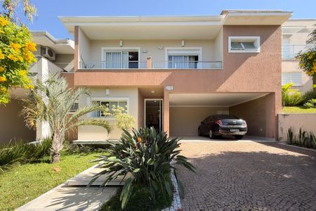 Casa de condomínio para alugar com 250m², 3 quartos e 4 vagasFachada