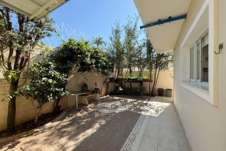 Casa de condomínio para alugar com 250m², 3 quartos e 4 vagasQuintal