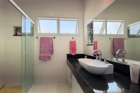 Casa de condomínio para alugar com 250m², 3 quartos e 4 vagasBanheiro da Suíte 1