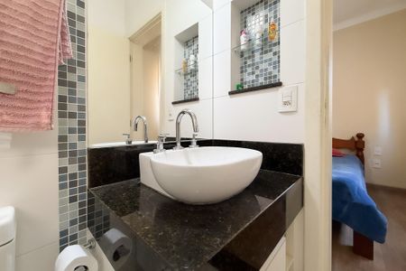 Casa de condomínio para alugar com 250m², 3 quartos e 4 vagasBanheiro da Suíte 2