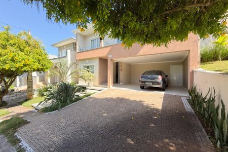 Casa de condomínio para alugar com 250m², 3 quartos e 4 vagasFachada