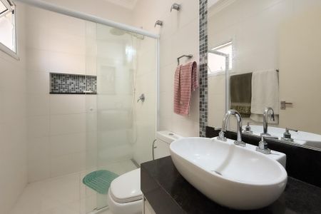 Casa de condomínio para alugar com 250m², 3 quartos e 4 vagasBanheiro da Suíte 2