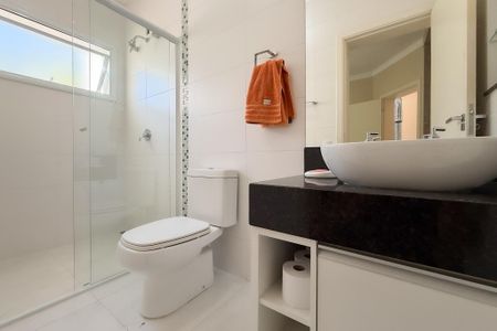 Casa de condomínio para alugar com 250m², 3 quartos e 4 vagasBanheiro da Suíte 3