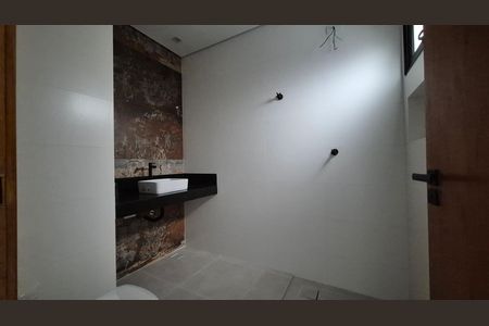 Casa à venda com 180m², 3 quartos e 2 vagas Casa à venda com 180m², 3 quartos e 2 vagasBanheiro social