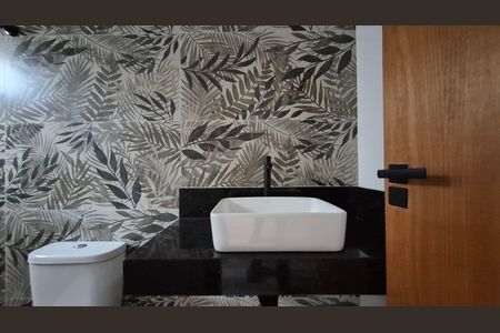 Casa à venda com 180m², 3 quartos e 2 vagas Casa à venda com 180m², 3 quartos e 2 vagasBanheiro da suíte