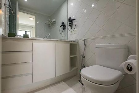 Banheiro com piso de porcelanato, bancada de mármore e vários aparelhos de ar condicionado. de kitnet/studio à venda com 1 quarto, 31m² em Pinheiros, São Paulo