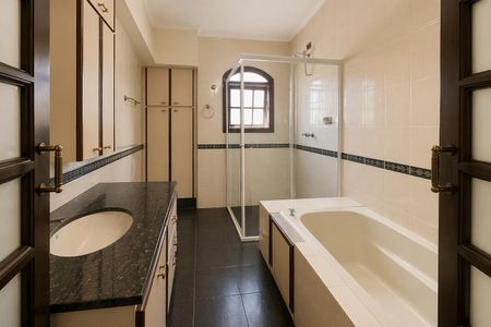 Casa à venda com 117m², 3 quartos e 3 vagas Casa à venda com 117m², 3 quartos e 3 vagasBanheiro com piso de porcelanato, pia oval e banheira de vidro.