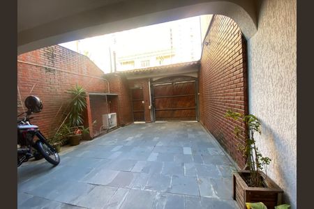 Casa à venda com 117m², 3 quartos e 3 vagas Casa à venda com 117m², 3 quartos e 3 vagasPátio com garagem e entrada para o apartamento, com plantas e moto.