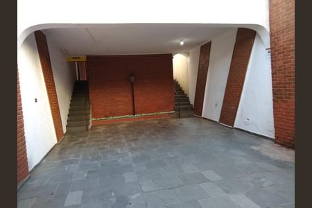 Pátio com piso de pedra e escada de acesso. de casa à venda com 3 quartos, 117m² em Vila Gomes Cardim, São Paulo