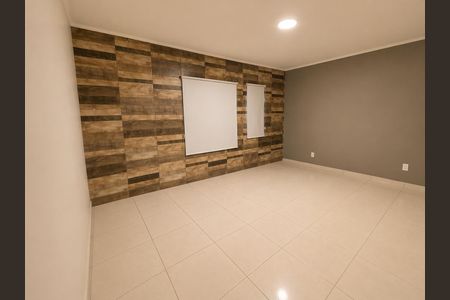 Quarto com paredes de madeira e piso de porcelanato, com duas janelas e iluminação natural. de casa à venda com 3 quartos, 117m² em Vila Gomes Cardim, São Paulo