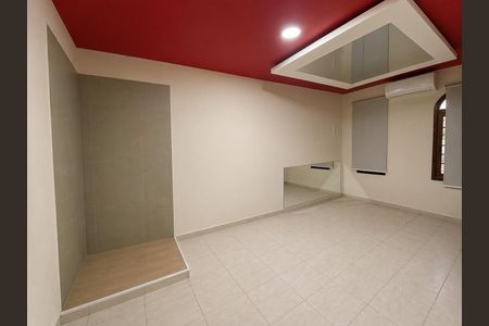 Quarto com teto rebaixado, paredes brancas e piso de porcelanato, com uma janela e uma porta de vidro. de casa à venda com 3 quartos, 117m² em Vila Gomes Cardim, São Paulo