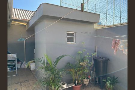 Casa à venda com 117m², 3 quartos e 3 vagas Casa à venda com 117m², 3 quartos e 3 vagasVaranda com plantas e pia de lavagem de roupa, com vista para a cidade.