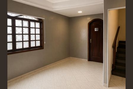 Casa à venda com 117m², 3 quartos e 3 vagas Casa à venda com 117m², 3 quartos e 3 vagasJanela com vidros quadrados e uma porta de madeira na parede, com um chão de azulejos e uma escada de madeira no fundo.