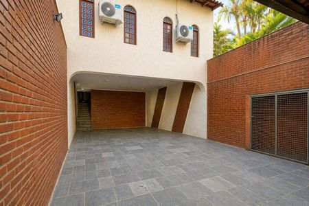 Casa à venda com 117m², 3 quartos e 3 vagas Casa à venda com 117m², 3 quartos e 3 vagasPátio com piso de pedra e ar condicionado, com vista para a cidade.