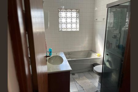 Casa à venda com 117m², 3 quartos e 3 vagas Casa à venda com 117m², 3 quartos e 3 vagasBanheiro com pia, vaso sanitário e chuveiro, com janela e teto de gesso.