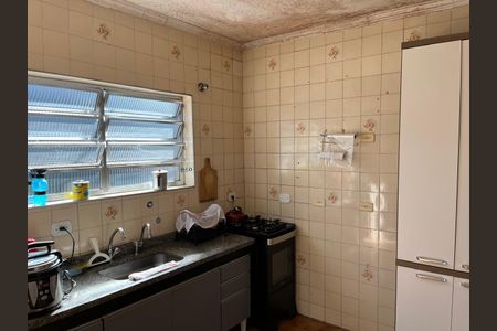 Casa à venda com 117m², 3 quartos e 3 vagas Casa à venda com 117m², 3 quartos e 3 vagasCozinha com piso de porcelanato, bancada de granito e geladeira, fogão e pia.