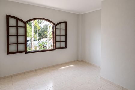Janela com arco e janelas laterais, com vista para o quintal e árvores ao fundo. de casa à venda com 3 quartos, 117m² em Vila Gomes Cardim, São Paulo