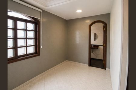 Parede de tijolos brancos e janela com madeira escura e vidros claros. de casa à venda com 3 quartos, 117m² em Vila Gomes Cardim, São Paulo