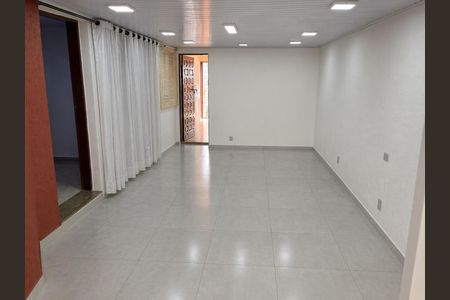 Sala com piso de porcelanato, iluminação adequada e decoração simples. de casa à venda com 3 quartos, 117m² em Vila Gomes Cardim, São Paulo