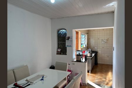 Casa à venda com 117m², 3 quartos e 3 vagas Casa à venda com 117m², 3 quartos e 3 vagasCozinha com piso de porcelanato, bancada de granito e geladeira, fogão e pia.