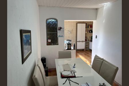 Sala de jantar com mesa branca e cadeiras de couro, com vista para a cozinha e jardim. de casa à venda com 3 quartos, 117m² em Vila Gomes Cardim, São Paulo