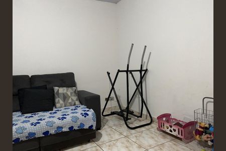 Sala com sofá, cama e móveis de madeira, com decoração simples e poucos objetos de arte. de casa à venda com 3 quartos, 117m² em Vila Gomes Cardim, São Paulo