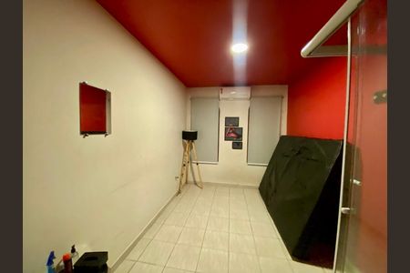 Casa à venda com 117m², 3 quartos e 3 vagas Casa à venda com 117m², 3 quartos e 3 vagasBanheiro com paredes brancas e teto vermelho, com uma porta de vidro e uma pia em madeira.