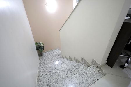 Casa à venda com 167m², 3 quartos e 3 vagasEscada