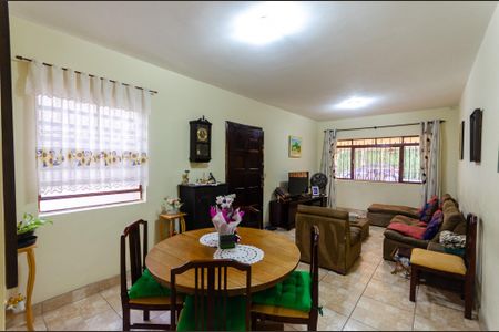 Casa à venda com 250m², 4 quartos e 2 vagas Casa à venda com 250m², 4 quartos e 2 vagasSala
