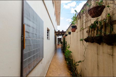 Casa à venda com 250m², 4 quartos e 2 vagas Casa à venda com 250m², 4 quartos e 2 vagasCorredor externo