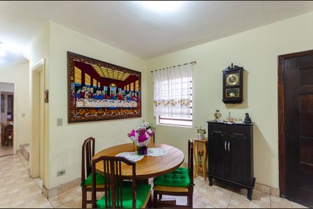 Casa à venda com 250m², 4 quartos e 2 vagas Casa à venda com 250m², 4 quartos e 2 vagasSala